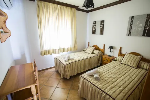 Villa with private pool, 800 m² plot, mountain and sea views