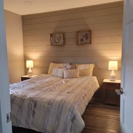 Cityline suite Three miles to PC, RIC, BROWN, JWU, &RISD Отели в г. Потакет