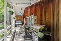 Secluded getaway- Screened in porch with hot tub