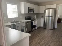 NEW! Charming Cottage on Elmhurst Drive Ne. Close to Mt. Mercy and Coe College. Hotels in Cedar Rapids