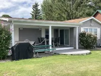 August September Specials on Newly Renovated Cottage with AC Right on the Lake
