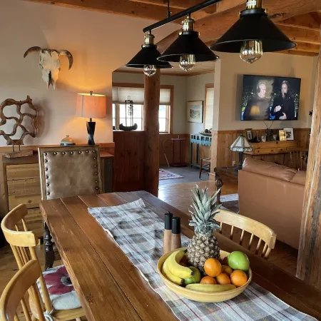 Cozy Log-beamed cabin near Yellowstone and Ennis’ World class  Madison River