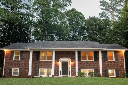 Spacious 6 bedroom home near Downtown Macon! Отели в г. Мейкон