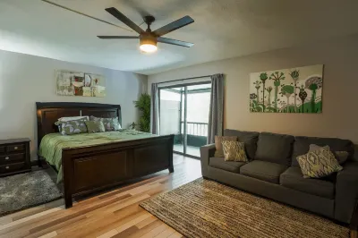 Modern Waterview 2BR Condo Mins From Airport