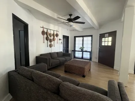 The Charming House of Riverside: All King beds, 55" Smart TVs, W/D, Downtown Отели рядом с достопримечательностью «Калифорнийский университет в Риверсайде»