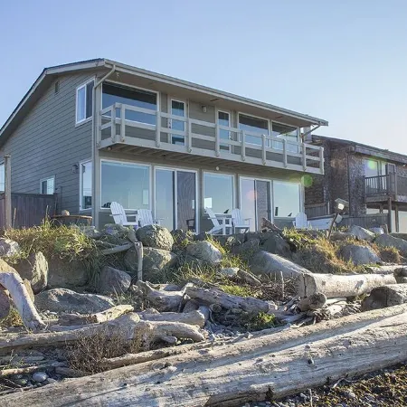 West Beach House - low bank waterfront, with 1 GB WIFI, WFH - NEW hot tub!