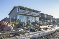 West Beach House - low bank waterfront, with 1 GB WIFI, WFH - NEW hot tub! Hotel dekat PBY-Naval Air Museum