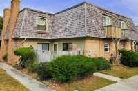 Charming 2 BR Condo - Convenient location - Close to beach - Community pool - WD