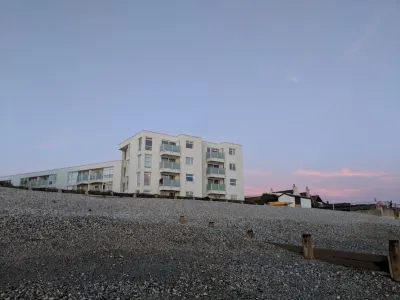 Luxury apartment right on the seafront. Sleeps 4. Các khách sạn gần Nunnington Farm Camping site West Wittering. PO20 8LZ