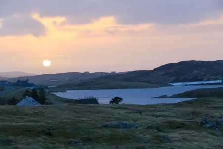Very Private  Croft  Cottage on Scenic Sea Loch in the Wonderful Western Isles Отели в г. Isle of Lewis