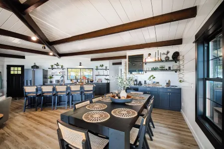 ★Modern Beach House w/Sunset Views/Trails/Golfing/Skiing/Secluded Beach★