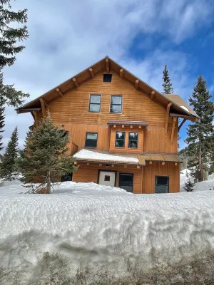Ski-in ski-out Modern Chalet in Kachina Basin... w/ Steam Showers! Hotels near Williams Lake