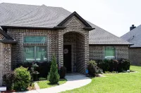 3BR/2BA Home w/ Jacuzzi and Kids Playground Hotels near DSW Designer Shoe Warehouse