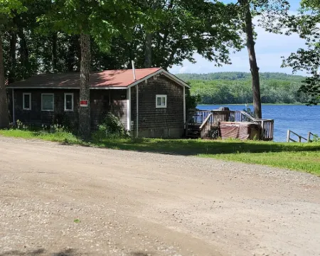 Beautiful lake side cottage 漢普登酒店