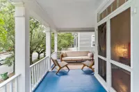 Beautiful Balcony one bedroom  steps to downtown River Walk !