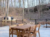 The Ledges Cabin - modern luxury on 35 acres, 8 person hot tub, wood fireplace. Hotels in Hocking
