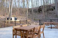 The Ledges Cabin - modern luxury on 35 acres, 8 person hot tub, wood fireplace.