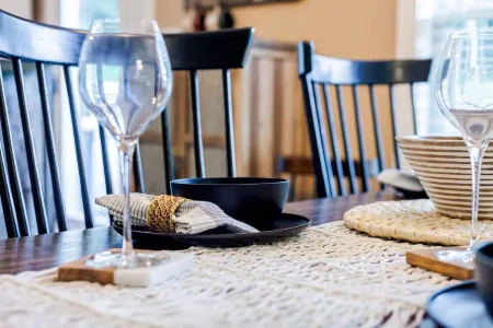 Cozy Pet Friendly Summer Retreat, Mountain View Fire Pit Good Location near AVL Отели рядом с достопримечательностью «Charles D Owen Park»