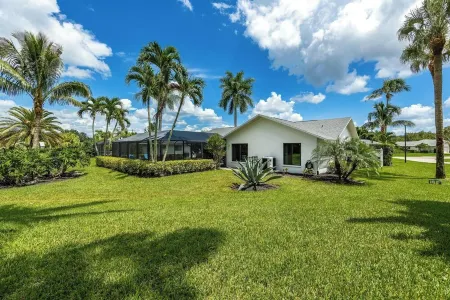 Escape to a Lush Tropical Oasis: Private Pool Отели рядом с достопримечательностью «Галф Кост Таун Сентер»