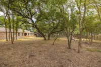 Luxury Hot Tub Near San Antonio- 6 Bds- private!!
