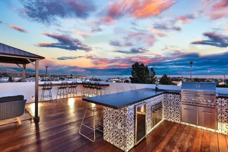 * Ocean view rooftop* Peloton* Modern & New