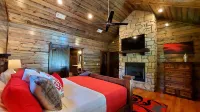 7 Cedars: Romantic Couples Retreat with Creek & Hot Tub 🌲💑🛁