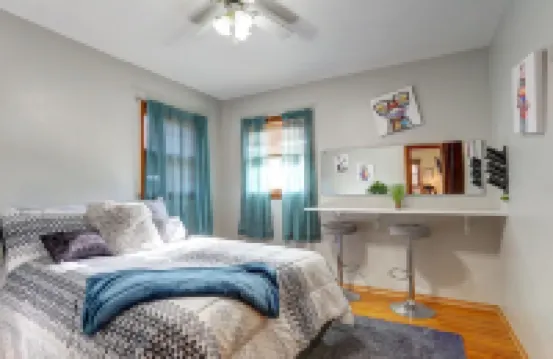 Westside Charm w/ enclosed yard, hot tub, quiet locale, rec room, elliptical