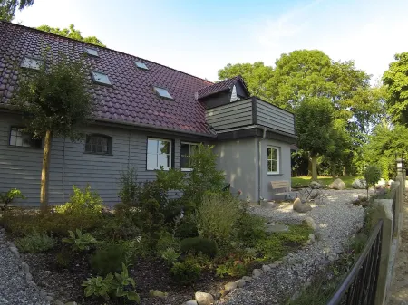 Haus Hannemann, enjoy Rügen in peace and quiet, good location for cycling tours, pets possible Отели в г. Позериц