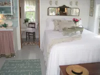 Twin Palms Cottage Hotels near Tybee Island Light Station & Museum