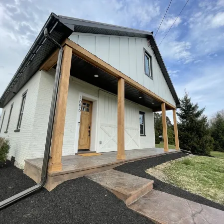 Newly renovated 1800’s one room schoolhouse with modern comforts and a hot tub! Hotele w: Rapho Township
