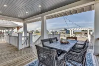 “Flounder Bay” Cheerful 4 bedroom Canal House with Boat Slip!