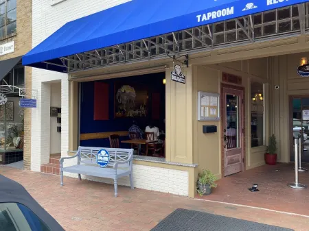 Main Street Retreats 101 Cozy, New Downtown Apt. 101