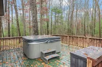 Private Cozy Cabin in the woods minutes from Baldwin with WiFi, AC and Hot Tub