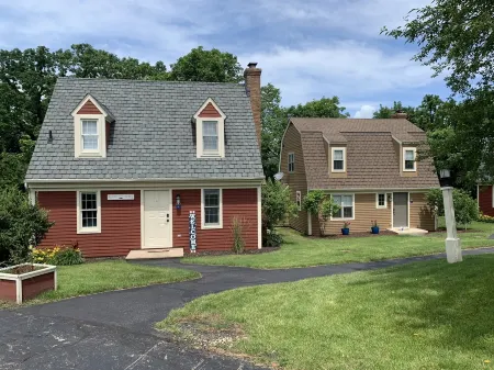 Newly Renovated. Gorgeous Retreat w/seasonal waterfall view! Dogs under 25 LBS