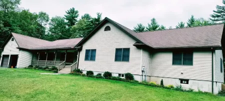 Spacious 4 bedroom house with a private pool in a quiet area