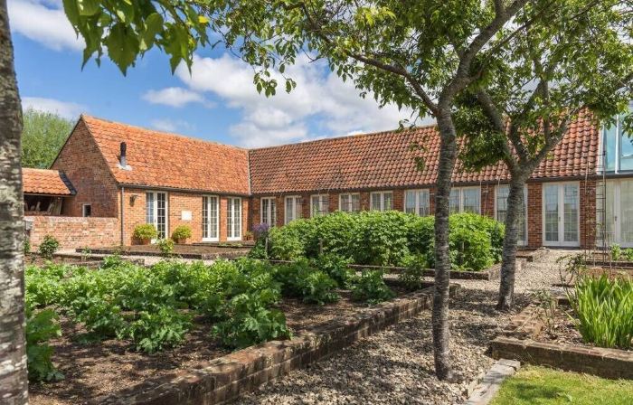Pigsty Cottage - Luxurious apartment within orangery