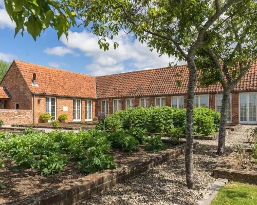 Pigsty Cottage - Luxurious apartment within orangery Hotels in Melksham