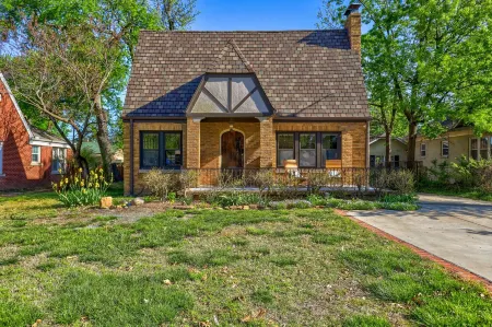 Large luxury Home - Walk to Campus/Stadium in the Heart of Norman