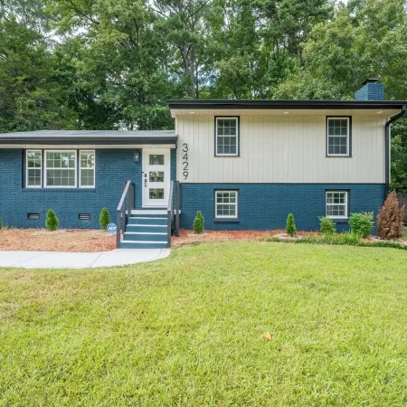 Spacious & Modern 10 Guest Retreat Near Downtown & North Hills w/ Fenced Yard Отели рядом с достопримечательностью «Торговый центр Triangle Town Center»