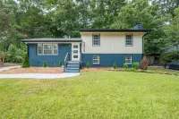 NEW modern 10 guest retreat near Downtown, North Hills & NCSU w/ fenced backyard Hotels near rue21