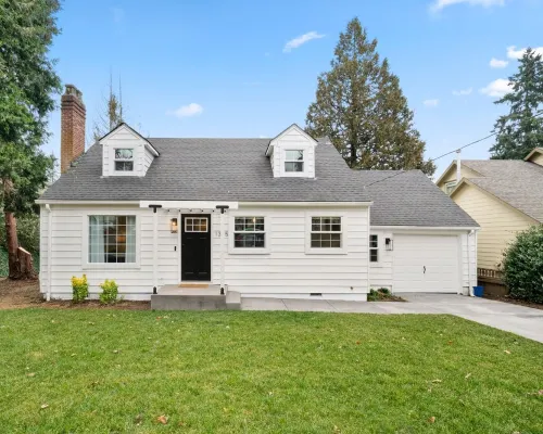Modern Downtown Lake Oswego Home! Hotels in Lake Oswego