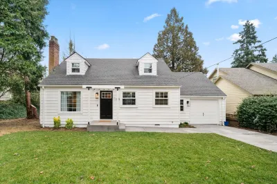 Modern Downtown Lake Oswego Home! 萊克奧斯韋戈附近的飯店