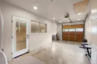 Close to downtown Oregon City, King Bed, Fire Pit, fireplace and a huge backyard Hotels in Oregon City