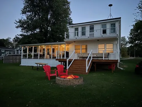 Cozy 3bd/3bth on Thornapple Lake, close to boat launch, shopping, restaurants! Hotel a Castleton Township