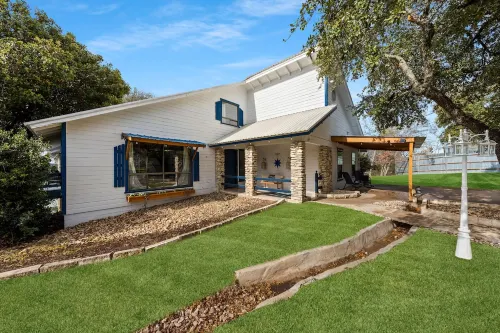 Peaceful Lake Front Home Sleeps 12