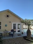 Villa Playa, amazing for singles or couples!  Private pool.  Walk to beach. Hotels near Daniels Shells