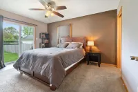 Family Getaway 2BR/2BA with Sauna - Air Hockey - Bar ハークアイ・コミュニティ大学周辺のホテル