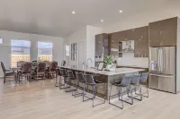 Private pool w/ slide, hot tub, and firepit! Near National Parks!