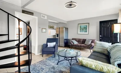 Urban Retreat near Downtown, Airports, NASA: 2floors 2brm 2bth   Wshr & dryer Hotels in North Houston