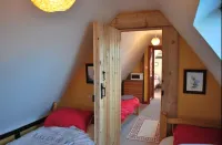 QUIRKY COTTAGE SLEEPING 8 YARM B&B S/C ADJOINING FOX COVERT PUB YARM